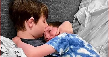 FOTO QË PËRLOTI BOTËN/ 15-vjeçari me kancer ngushëllon të vëllanë pasi i tregoi se do të vdiste
