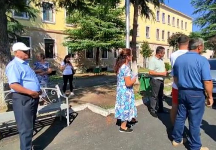 “NUK MBAHEN TË MBJELLAT ME KOVA DHE POMPA UJI”/ Fermerët në protestë para bashkisë së Elbasanit: Vëllai i kryetarit të PS ka bllokuar…