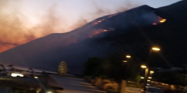 VLORA “PUSHTOHET” NGA FLAKËT/ Pas Palasës, bie zjarr edhe në Nartë, rrezikohen banesat