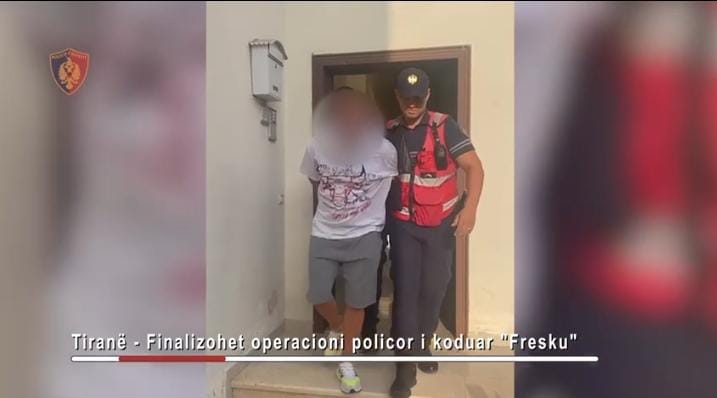 PLAGOSI FQINJIN ME ARMË ZJARRI/ Arrestohet 49-vjeçari në Tiranë. Në pranga dhe një tjetër që e fshehu…