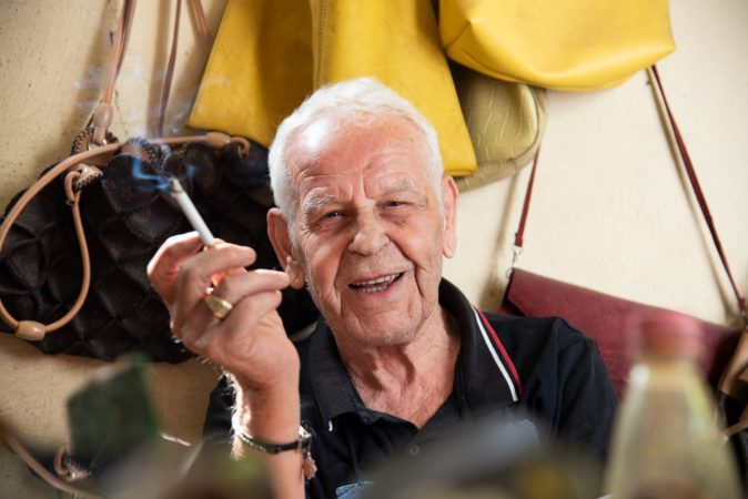 "PUNA MË MBAN GJALLË"/ Këpucari tiranas 82-vjeçar që gjen forcë tek zeja e tij në zhdukje