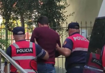 “GJEJ PUNË, MOS RRI KOT”/ Autori tregon debatin që çoi në vrasjen e babait të tij! Fqinjët: E goditi me pllakë betoni