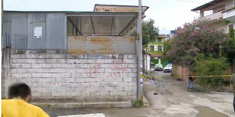 NGJARJA/ Kundërshtoi shembjen e banesës dhe terrorizoi lagjen. Qëlloi me armë e plagosi punonjësin e IMT