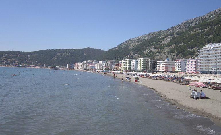 NOTUAN NË DET TË TRAZUAR NË MES TË SHIUT/ 2 pushues rrezikuan mbytjen në plazhin e Shëngjinit