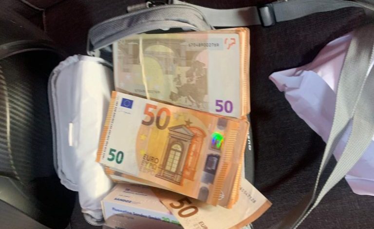 E PËSON KEQ TURISTI ITALIAN NË KAVAJË/ Po kalonte kufirin me mbi 19 mijë euro të padeklaruara