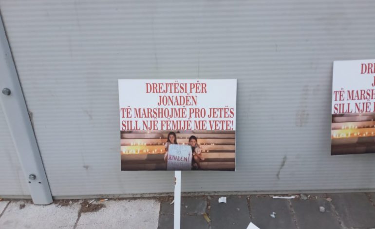 FOTOLAJM/ “Drejtësi për Jonadën”, pankartat në protestë: Protestojmë dhe e vrasim frikën bashkë