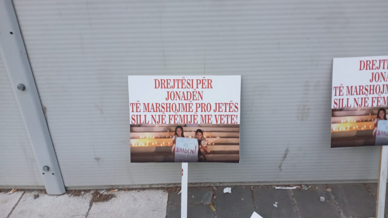 FOTOLAJM/ “Drejtësi për Jonadën”, pankartat në protestë: Protestojmë dhe e vrasim frikën bashkë