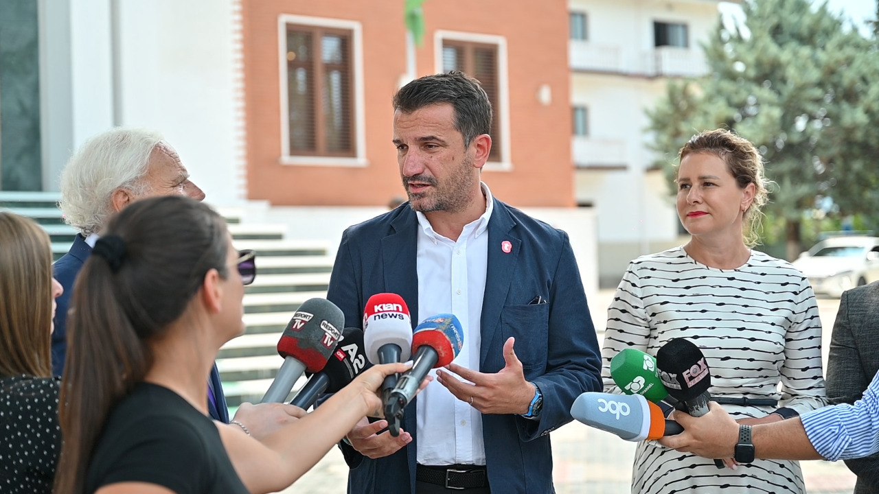 JEP LAJMIN E MIRË/ Veliaj: Kemi ndërtuar 40 shkolla të reja në Tiranë, 12 i hapim këtë vit shkollor; rekord që i jep fund mësimit me dy turne