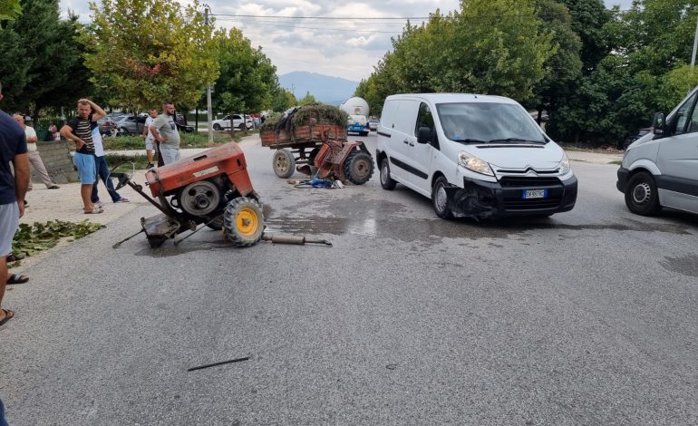 FOTOLAJM/ Aksidenti i çuditshëm në Lushnje, zetori futet në asfalt, ndan më dysh furgonin