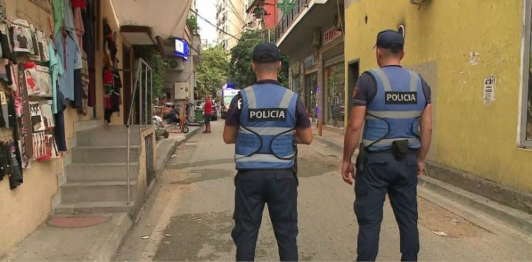 TRONDITET TIRANA Krim brenda agjencisë turistike në Tiranë, një person vret vëllanë dhe kunatën