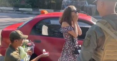 AJO THA “PO”/ Ushtari ukrainas i propozon martesë të dashurës në postbllok, shokët brohorasin