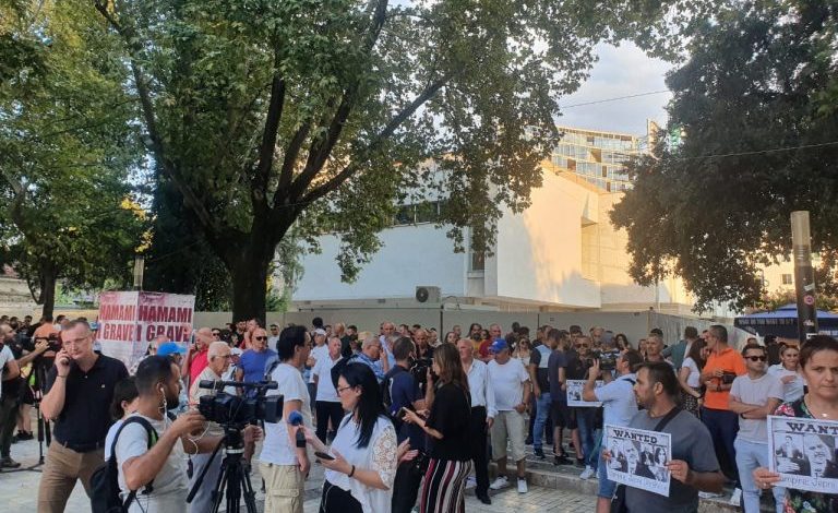 “NUK E VRAU VARKA, POR SHTETI”/ Protesta për vrasjen e 7-vjeçares, dhjetëra fëmijë të pranishëm (FOTO)