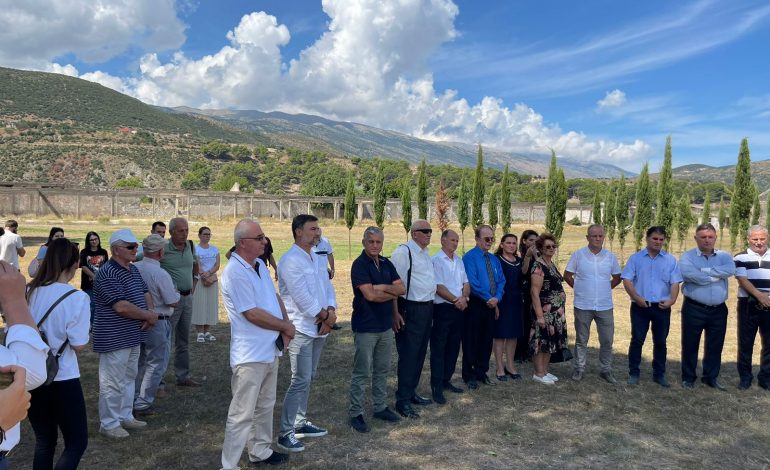 CEREMONIA PËRKUJTIMORE NË ISH-KAMPIN E DIKTATURËS NË TEPELENË/ Alibeaj: Dekomunistizimi, thelbësor në rrugëtimin 30 vjeçar të historisë shqiptare