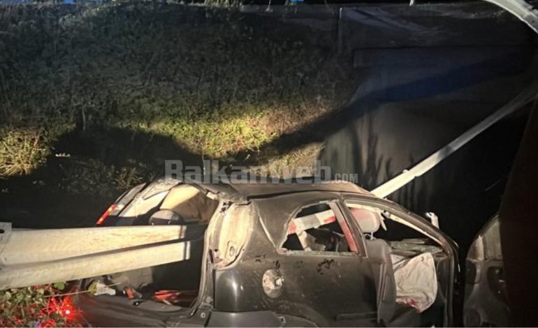 PAMJET E FRIKSHME/ Aksidenti me 2 viktima dhe 1 të plagosur në Milot, trafikndarësja ndan në dysh makinën e të rinjve