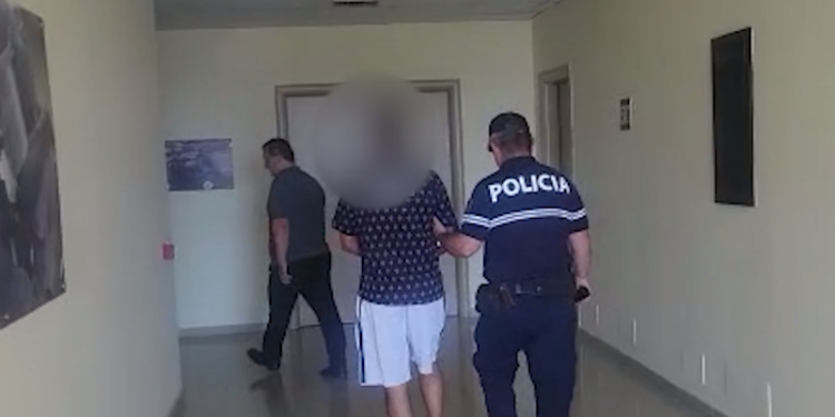 “ÇMENDET” i riu në Sarandë, rreh ish-të dashurën dhe kundërshton gjatë shoqërimit policinë