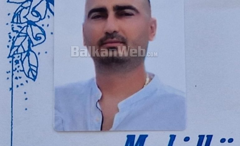 PAMJET/ Përcillen për në banesën e fundit dy viktimat e atentatit në Vlorë, del FOTO e Shpati Lenës