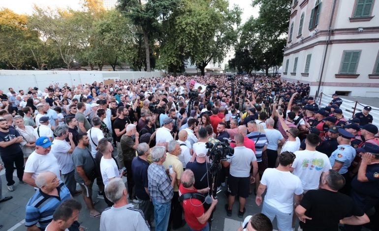 PROTESTA PËR VOGËLUSHEN E VRARË NË HIMARË/ Shihni pjesëmarrjen e qytetarëve
