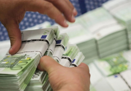 BIEN DEPOZITAT NË KORRIK/ Shqiptarët kursejnë më pak lekë e më shumë euro