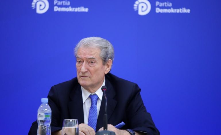 “BLEN LIKE NGA BANGLADESHI”/ Berisha: Turizmi po falimenton! Rama në shtator do të marrë përgjigjen e merituar