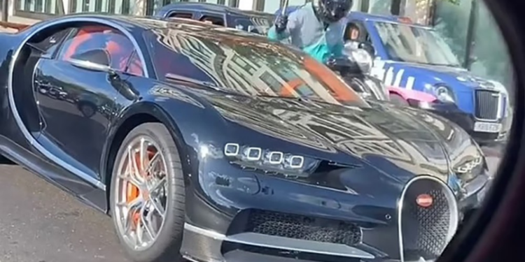 I NDODH E PAPRITURA/ Milionerit tentojnë t’i vjedhin orën në trafik. VIDEO kur autori godet xhamin e makinës luksoze