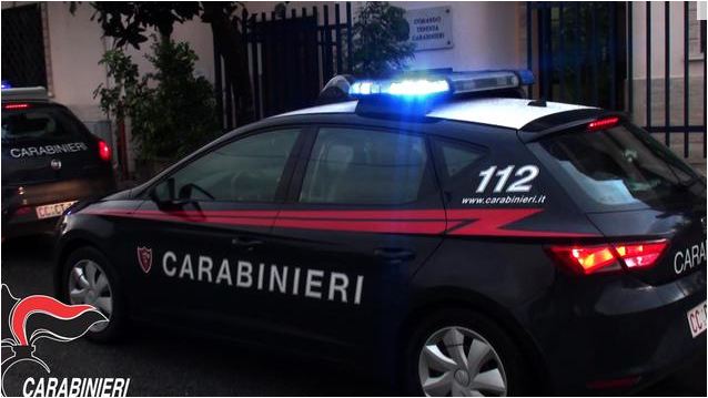 E RËNDË/ Shqiptari nxjerr armën dhe qëllon kamarierin në Itali se i komplimentoi të dashurën