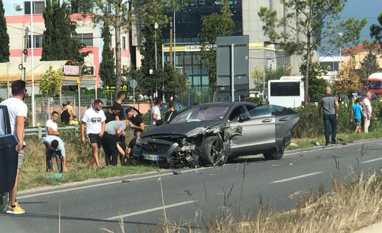 AKSIDENT I TREFISHTË NË AUTOSTRADËN TIRANË-DURRËS/ “Benz-i” luksoz bëhet copa, një makinë përfundon mbi trafikndarëse