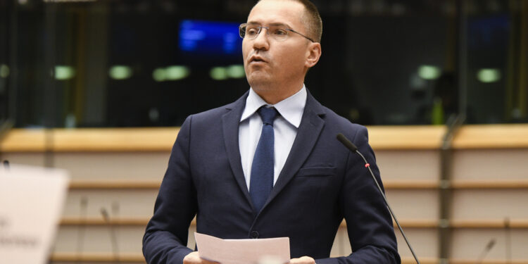 “NËSE SERBIA PREK KOSOVËN DO DIGJET”/ Paralajmërimi i deputetit të PE: Vuçiç po luan me zjarrin