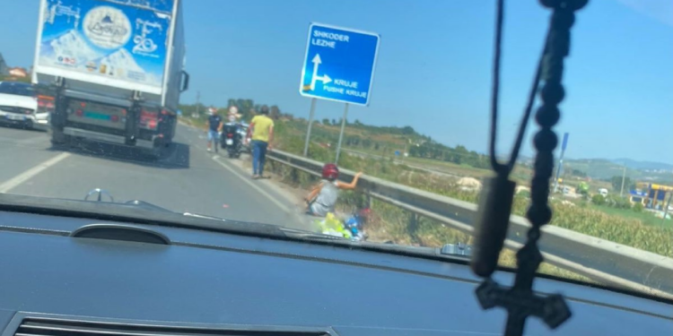 AKSIDENT NË RINAS/ “Benzi” përplas dy turistët, DETAJET e para