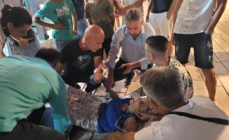TURISTJA ITALIANE HUMB NDJENJAT NË SHËTITORE/ Kryebashkiaku i Sarandës i kthehet profesionit të mjekut dhe i jep ndihmën e parë (FOTO)