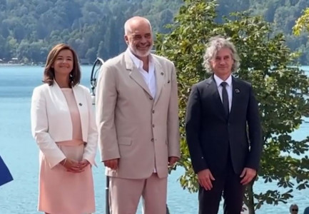 “RREGULLI I PUSHTETIT APO PUSHTETI I SUNDIMIT”/ Kryeministri Edi Rama merr pjesë në forumin e Bledit në Slloveni