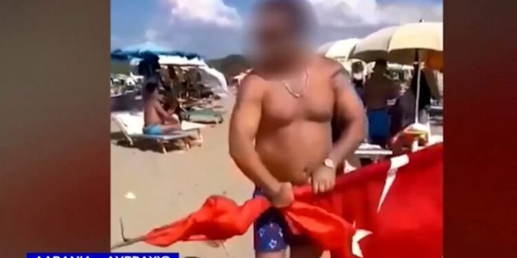 SHQIPTARI HOQI FLAMURIN TURK DHE E HODHI NË DET/ Mediat greke jehonë: Veprim patriotik!
