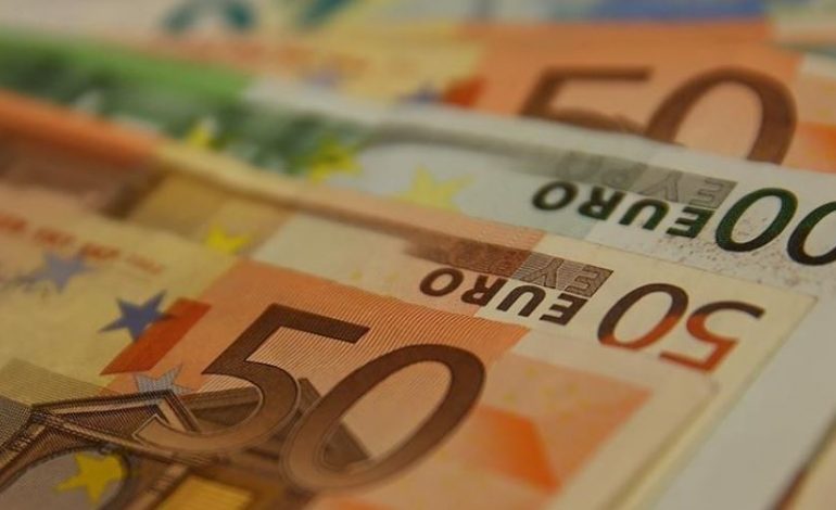 TËRMET NË TREGUN VALUTOR/ Euro bie nën vlerën e dollarit