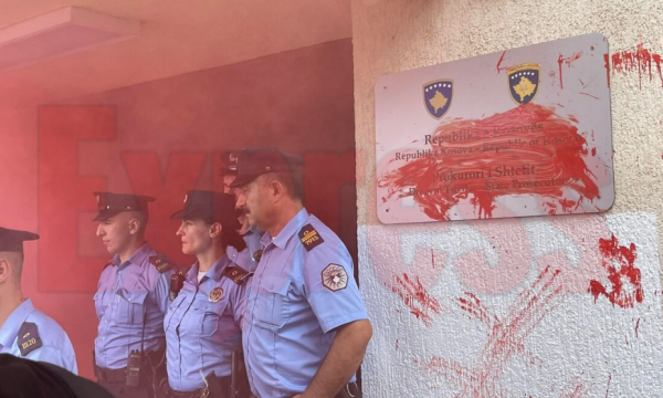 PËRDHUNIMI I 11-VJEÇARES/ Protestë e madhe në Prishtinë, protestuesit hedhin bojë të kuqe mbi institucionet