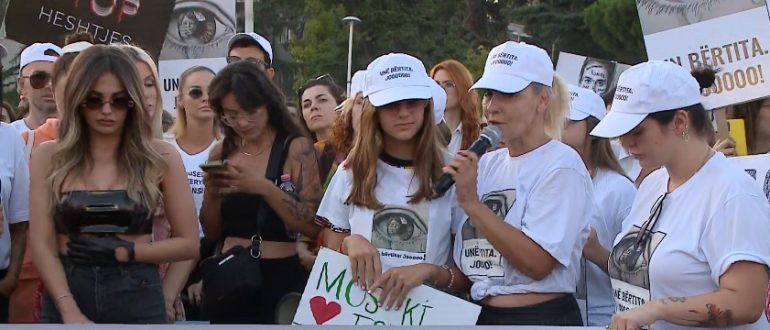 “DUA TË DAL NË PARK PA FRIKË”/ Protesta në Tiranë për përdhunimin vogëlushes në Prishtinë, qytetarët thirrje për…