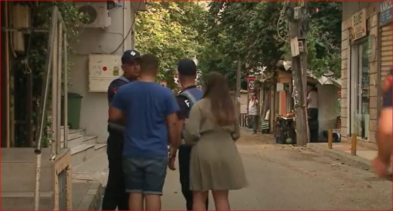 PAMJET/ Vrasja e çiftit në Tiranë, familjarët e 33-vjeçares të tronditur në vendngjarje. Kërkojnë…