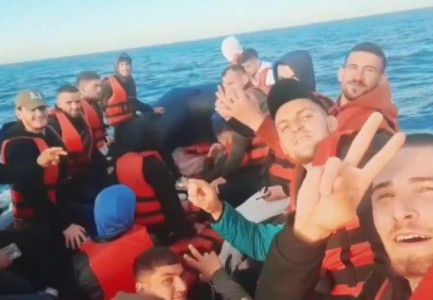EMIGRANTËT “PUSHTOJNË” BRITANINË E MADHE/ Telegraph”: 100-fishohet numri i shqiptarëve që vijnë me gomone