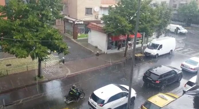 PAMJET/ Pas muajve me temperatura përvëluese, disa pjesë të Tiranës përfshihen nga shiu i rrëmbyeshëm