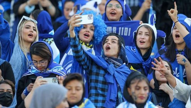 “SHKRUHET” HISTORIA/ Për herë të parë pas 40 vitesh, vajzat në Iran lejohen të ndjekin ndeshjet në stadium
