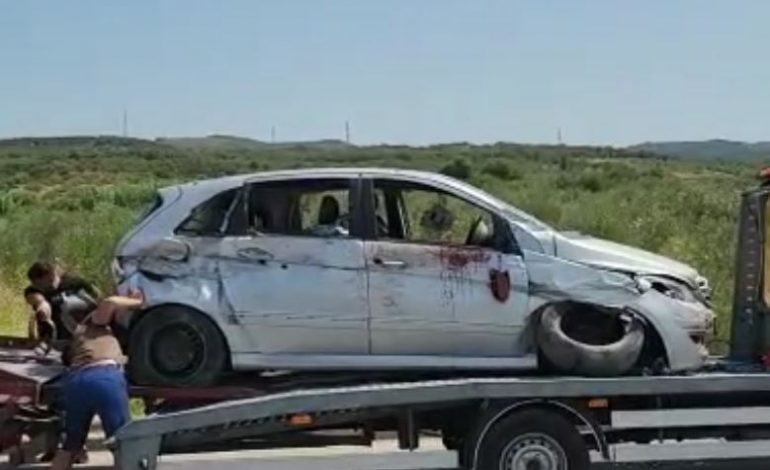 VIDEOLAJM/ Atentati në Vlorë, “Benz-i” i dy viktimave i “larë” në gjak dhe i bërë shoshë nga plumbat