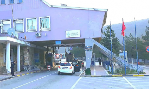 FLUKS NË PIKAT E KALIMIT KUFITAR/ Ja sa hyrje dhe dalje u regjistruan në Kapshticë dhe Qafë Thanë në 24 orët e fundit