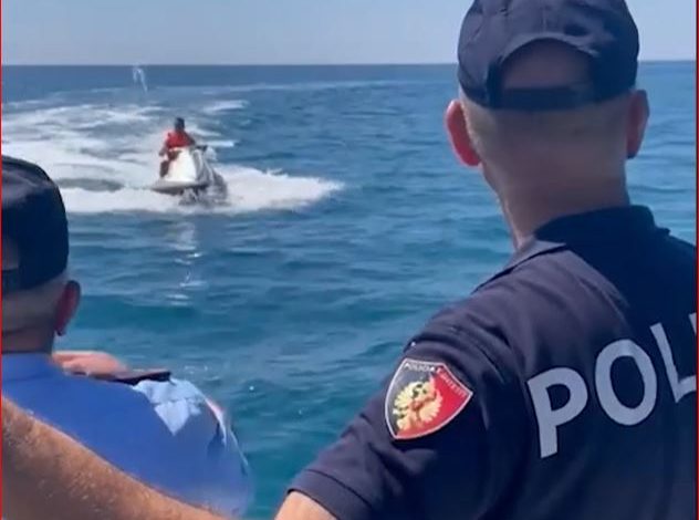 PAMJET/ Xhiro në det me “Jet ski” pa leje, policia e Shëngjinit bllokon 3 mjete lundruese dhe gjobit drejtuesit