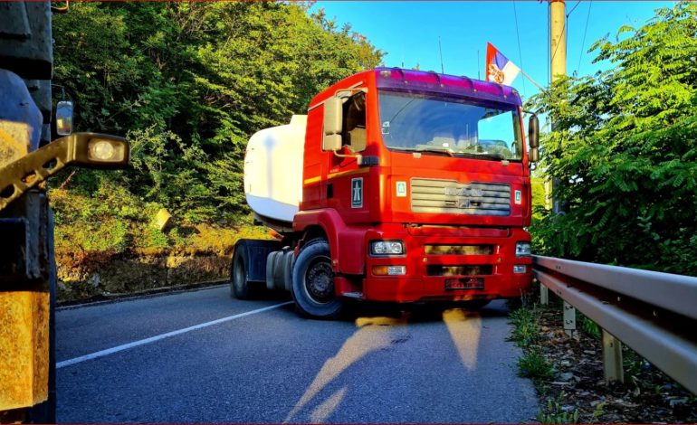 VAZHDON BLLOKIMI NË VERI ME BARRIKADA NGA SERBËT LOKALË/ Hoti: Situata është e qetë