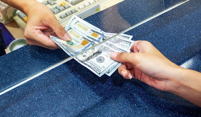 DOLLARI MBI EURON/ Fenomeni i pazakontë në tregun vendas: Çfarë po ndodh me valutat