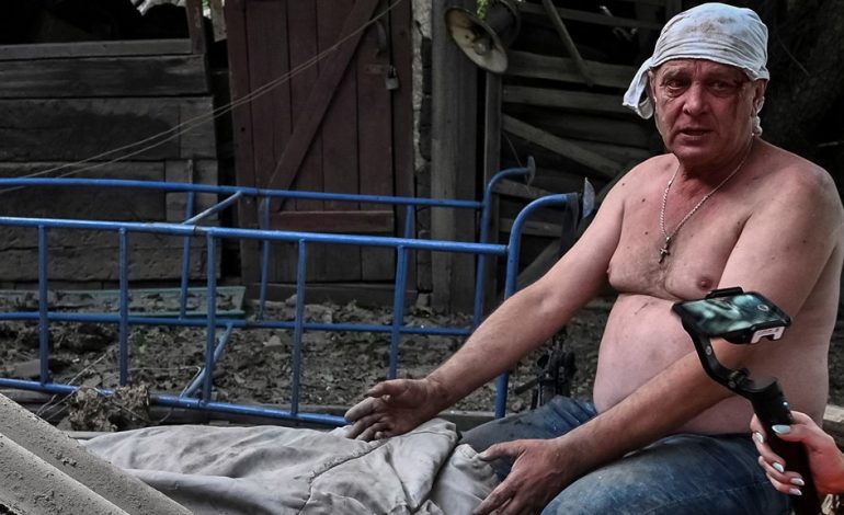 E TRISHTË/ Babai qan mbi trupin e djalit 11-vjeçar të vrarë nga sulmi në stacionin e trenit në Ukrainë