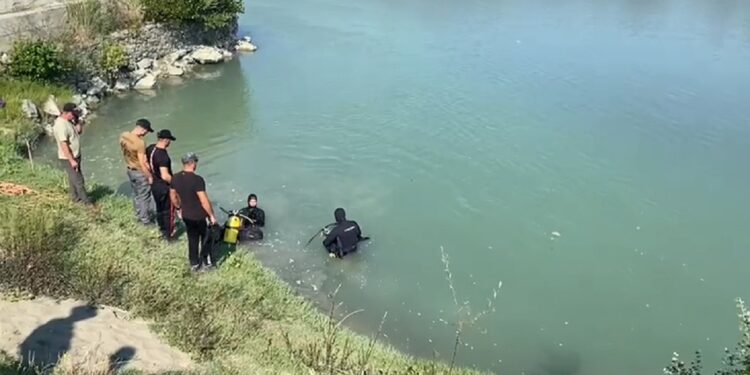 E TRISHTË/ U mbyt në lumin Seman teksa peshkonte, gjendet trupi i pajetë i 14 vjeçarit