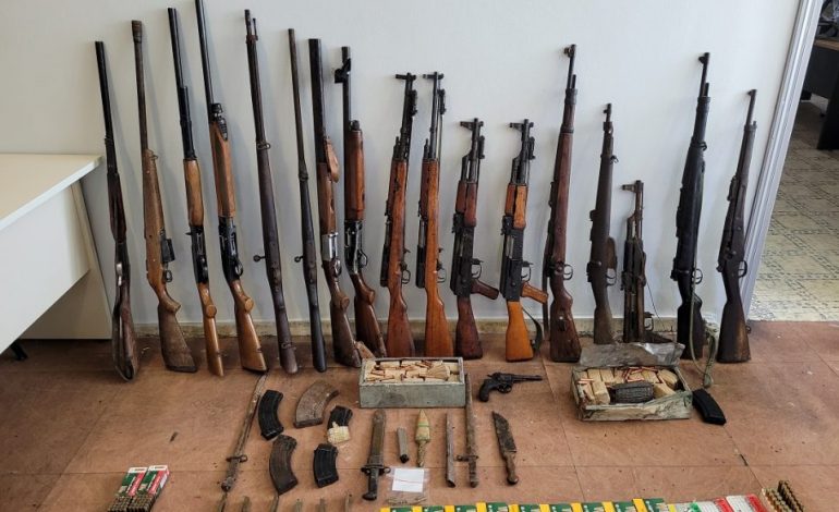 PAMJET/ Policia greke zbulon plantacionin me drogë dhe një arsenal armësh, pranga 2 grekëve dhe shqiptarit