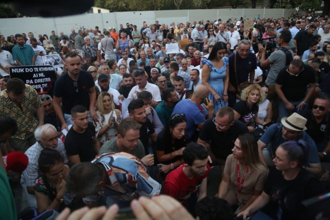 TRAGJEDIA E HIMARËS/ Mbahet protesta e dytë para Ministrisë së Brendshme, policia rrethon godinën