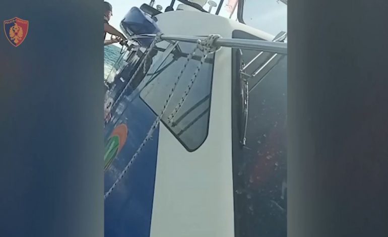 VIDEOLAJM/ Skafi pëson defekt, shpëtohen nga mbytja katër pushues në Shëngjin