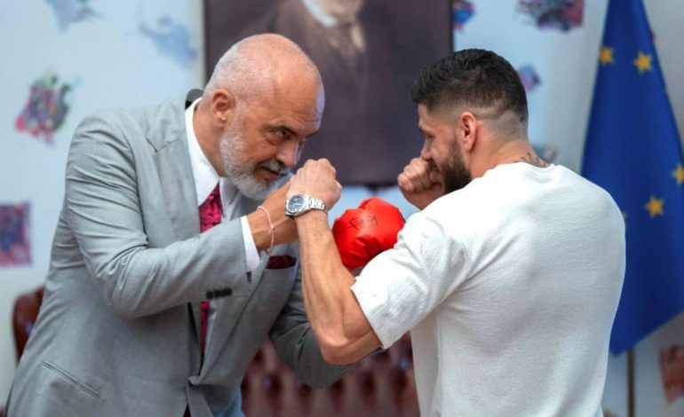 RAMA VESH DOREZAT E BOKSIT/ Përballet “kokë më kokë” me Florian Markun: I nderuar nga vizita e një tjetër ylli të sportit shqiptar