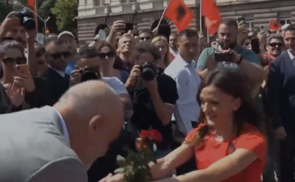 VIDEOLAJM/ Rama e uron Luiza Gegën me gjestin e veçantë, i puth duart kampiones së Europës